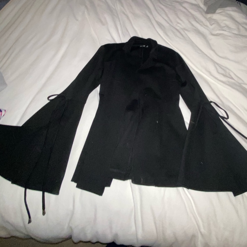 Open lapel neck blazer. Bell split sleeve with tie detail